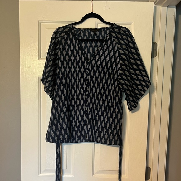 NWOT banana republic top blouse small geometric navy white tie vneck slit sleeve - Picture 4 of 9